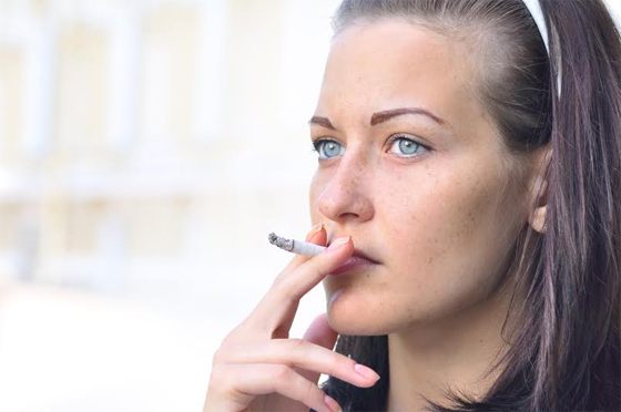 ¿Fumar puede afectar a la caída del pelo?